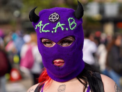 Mujeres participan en la marcha del 8 de marzo en Bogotá.