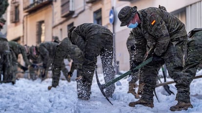 Militar de Emergencias (UME) y la Brigada Paracaidista (BRIPAC) del Ejército de Tierra, desplegados en Toledo para efectuar trabajos de limpieza.