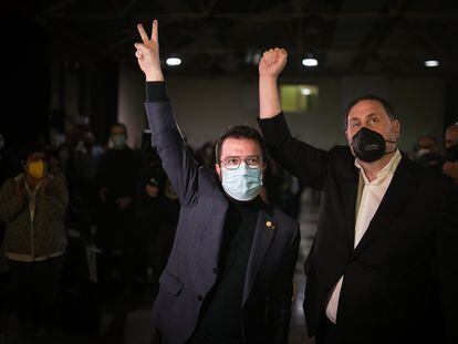 El candidato Pere Aragonès junto a Oriol Junqueras en el inicio del mitin final de campaña.