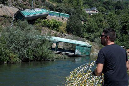 Vagones despeñados por Adif al río Sil en agosto de 2020.