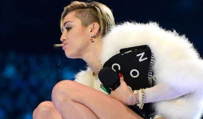 Miley Cirus, fumando en el escenario tras recibir su primer EMA.