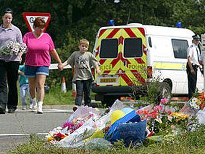 Una familia deposita flores en el paraje donde fueron hallados los cuerpos de Jessica y Holly.