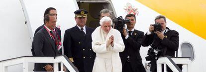 El Papa se despide de los peregrinos.
