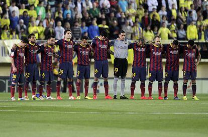 Los jugadores del Barça guardan un minuto de silencio por la muerte de Tito Vilanova