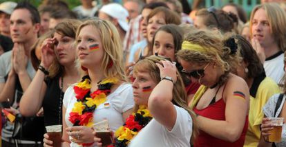 Un grupo de aficionados ve en el Colegio Alem&aacute;n de Madrid la final de la Eurocopa de 2008 entre Espa&ntilde;a y Alemania.