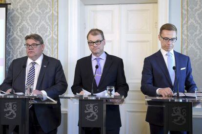 Desde la izquierda, Timo Soini, Juha Sipila y Alexander Stubb, este mi&eacute;rcoles en Helsinki. 