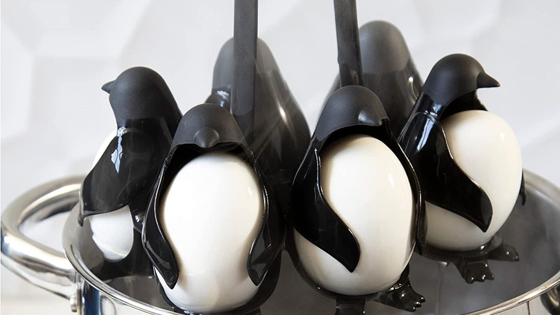 Huevera y hervidor para 6 huevos con divertido diseño de pingüinos.