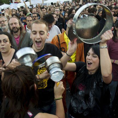Miles de personas intervinieron en la cacerolada de la plaza de Cataluña en Barcelona.