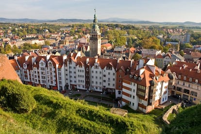 Administrativamente, Kłodzko forma parte de Silesia, pero cultural y tradicionalmente es Bohemia. Y así, con el corazón dividido, transita esta "pequeña Praga", como a veces se la denomina, principal nudo comercial, de transportes y cultural al suroeste de Polonia. También turístico, con reclamos como su puente gótico, llamado "el Charles en miniatura"; la iglesia de la Asunción, del XIV, o la red de túneles subterráneos construidos a partir del siglo XIII y abiertos, en parte, al público.