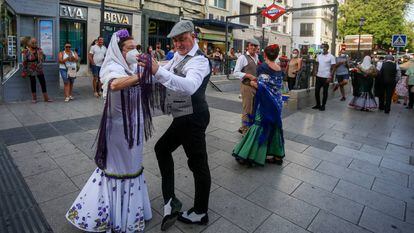 Parejas bailando el chotis en la plaza de Lavapiés durante las pasadas fiestas San Lorenzo, en agosto de 2021.