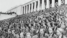 Mujeres en un mitin nazi en estadio Zeppelin en una imagen sin datar. 