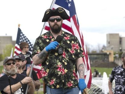 El líder neonazi Matt Marshall, manifestándose en Olympia, Washington, el pasado mes de abril con parafernalia nueva y antigua.