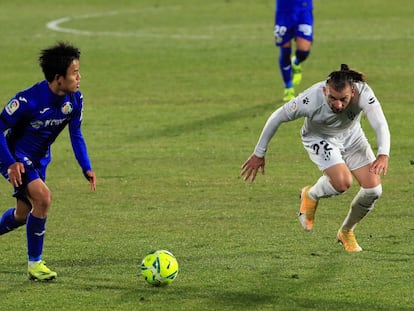 Take Kubo disputa un balón ante Gastón Silva este miércoles en el Coliseum.