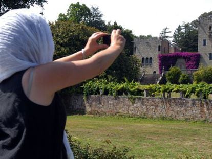 Una mujer fotografía el pazo de Meirás en julio de 2011.