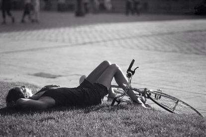 Una vecina de Madrid se toma un descanso junto a su bici. 