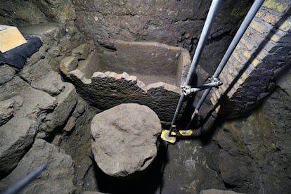 Sarcófago de piedra y altar, posiblemente dedicados a Rómulo, hallados en Roma en febrero de 2020.