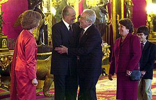 El Rey saluda a Álvaro Mutis, en presencia de la Reina, la esposa del premio Cervantes y su nieto, en el Palacio Real.