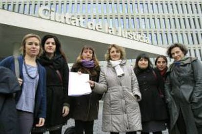 La Plataforma Unitaria contra las Violencias de Género y otras asociaciones de mujeres han denunciado hoy ante los juzgados de Barcelona la violencia machista que se ejerce desde las redes sociales, donde afirman que se promueve impunemente el control, el acoso y el enaltecimiento de la violencia de género de forma anónima.