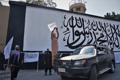 Mural pintado por los talibanes con el que han cubierto el anterior, del grupo afgano ArtLords, en el muro de la embajada de Estados Unidos.