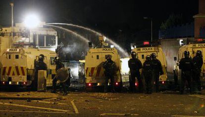 La polic&iacute;a noriralndesa dispersa con agua a los manifestantes violentos. 