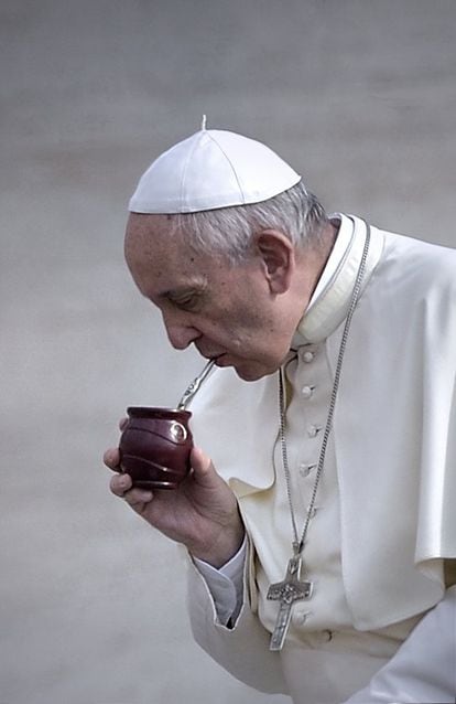 El Papa Francisco toma mate durante una recepción en agosto de 2016