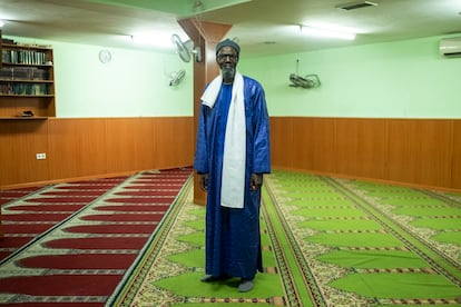 El imán Demba Diagne en la mezquita Al Taqua, dirigida a los hablantes de wolof, uno de los idiomas de Senegal.