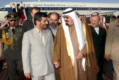 El rey saudí Abdalá (derecha) recibe en Riad al presidente de Irán, Mahmud Ahmadineyad, en 2007.