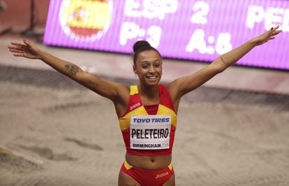 Ana Peleteiro celebra su medalla de bronce en los mundiales de atletismo.