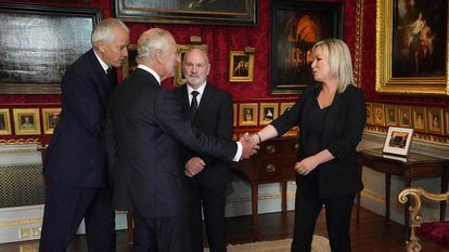 Carlos III saluda a la vicepresidenta del partido republicano Sinn Féin, Michelle O´Neill, este martes en Belfast.