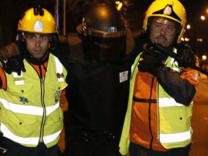 Miembros del SAMUR trasladan a un polic&iacute;a herido durante los altercados. 