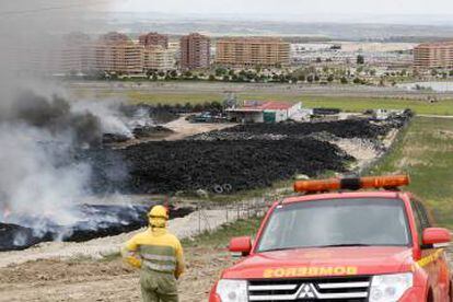 Una patulla de bomberos en las proximidades del cementerio.