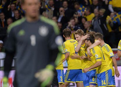 Tobias Hysen celebra un gol con sus compañeros de equipo ante la resignación de Neuer.