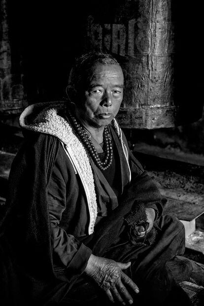<p>Sangye Gonbu tiene 86 años, la misma edad que el Dalai Lama. Era un monje de 23 años cuando le enviaron con otros 28 monjes del monasterio de Tawang a Thonglek para darle la bienvenida poco después de que cruzase la frontera india. Tras ofrecerle una khata, la bufanda tradicional tibetana, los monjes prepararon una comida y rezaron por un viaje seguro hasta Tawang donde le dejaron en la residencia del comisionado adjunto.</p> <p>Los monjes no podían hablar con el Dalai Lama, pero le acompañaron justo detrás de los Assam Rifles (fuerza paramilitar india), que eran los encargados de su seguridad. Después de pasar la primera noche en Tawang Sangye, los monjes del monasterio de Tawang rezaron tres pujas diferentes con el Dalái Lama, que no llevaba el hábito tradicional de los monjes y se sentía un poco incómodo por esto. </p>