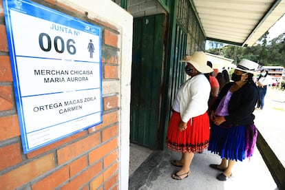 Un par de mujeres, indígenas durante la primera vuelta de las elecciones en Ecuador, el pasado 7 de febrero, en Cuenca.