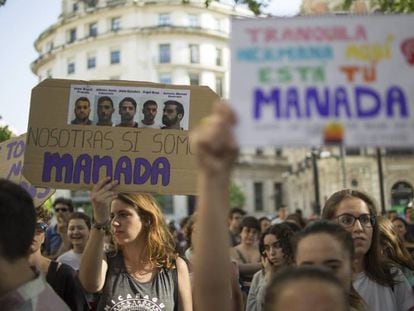 Concentración en Sevilla contra la primera sentencia para los miembros de La Manada, en abril de 2018.