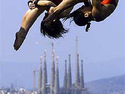 Lola Sáez y Leire Santos ejecutan uno de sus saltos en la final.