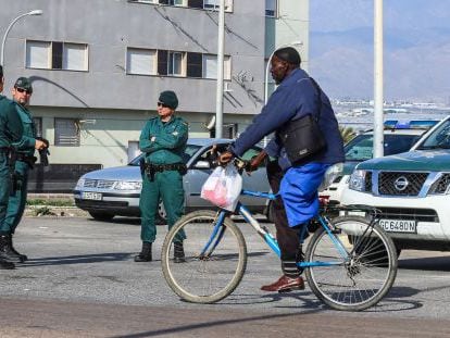 Control policial en Roquetas tras el asesinato de un inmigrante. 