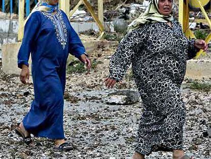 Dos mujeres caminan en un vecindario destruido por un bombardeo israelí, al sur de Líbano.
