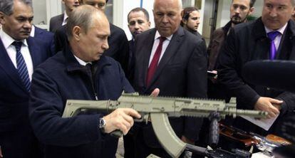 Putin sujeta un Kaláshnikov en la fábrica del fusil.
