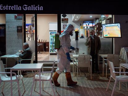 Un operario municipal realiza labores de desinfección por las calles de Ourense.