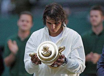Nadal observa el trofeo de campeón de Wimbledon, que obtuvo  tras derrotar en la final al suizo Roger Federer.
