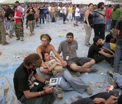 Unos asistentes a Festimad 2005, celebrado en Fuenlabrada, momentos antes de que se convirtiese en una batalla campal.