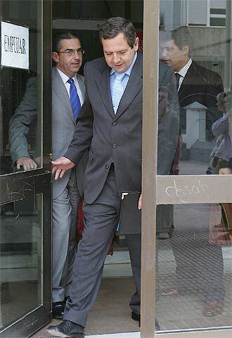 Miguel Osuna, a la salida de los juzgados, en octubre de 2005.