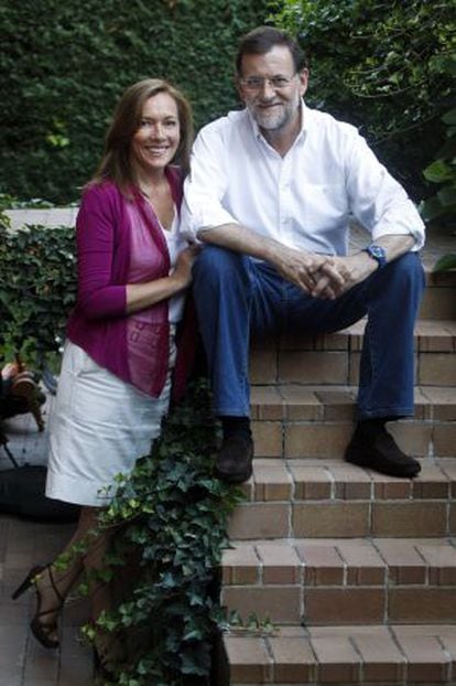 Elvira Fernández y Mariano Rajoy en su casa.