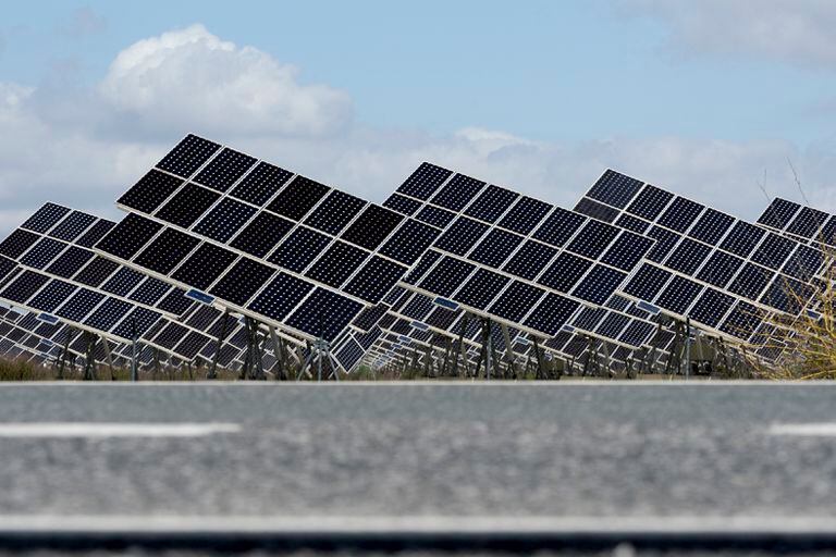 Planta solar a las afueras de la localidad sevillana de El Cuervo.