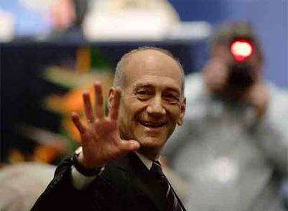 El primer ministro israelí, Ehud Olmert, saluda al llegar ayer a un acto oficial en Tel Aviv.