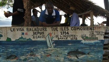 En Ouani, una pintura en el muro dedicado al visado Balladour, que “mata a los comorenses”.