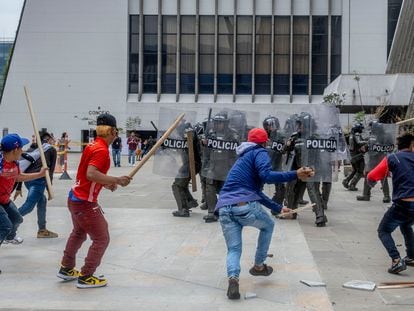 Indígenas que protestaban irrumpen en la Alcaldía de Medellín.