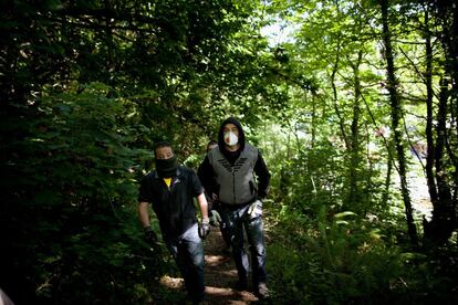 Mineros caminan entre el bosque cercano a la mina de El Sotón, durante los enfrentamientos con policías antidisturbios.