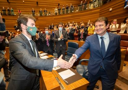 Juan García-Gallardo, próximo vicepresidente de Castilla y León, de Vox, a la izquierda, saluda al recién elegido presidente regional, Alfonso Fernández Mañueco, este lunes en Valladolid.